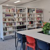 Ici la bibliothèque du Lycée-collège des Creusets à Sion : le Collège Ella Maillart, lui, n'en prévoit pas